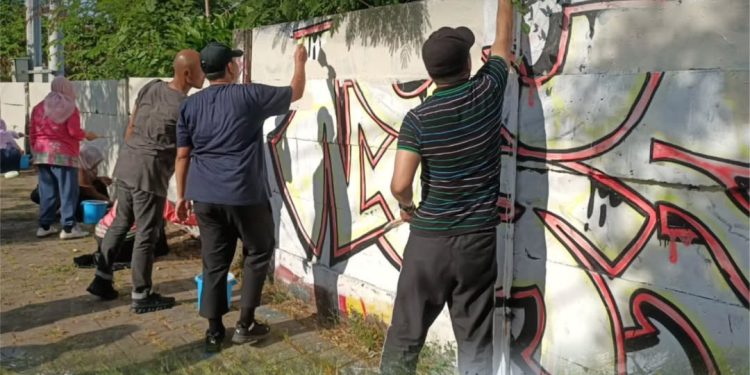 Camat Mariso Pimpin Aksi Jumat Bersih di Taman Gajah, Bukti Konsistensi Wujudkan Makassar Lebih Indah.