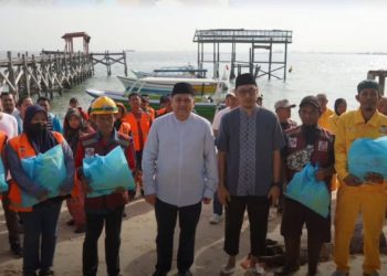 Kota Makassar Turun Tangan di Pulau Samalona, Aksi Jum’at Bersih Banjir Dukungan dan Sembako!
