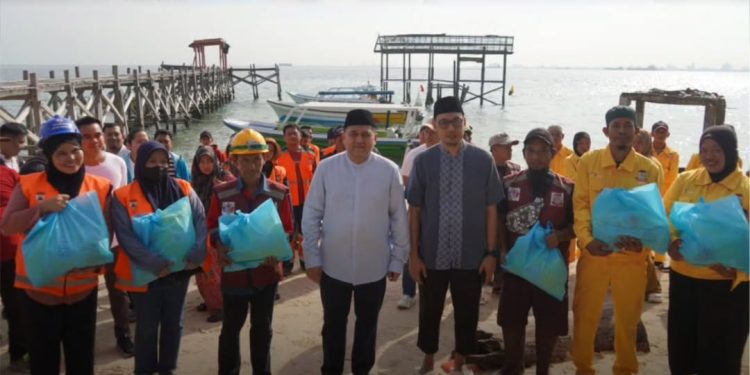 Kota Makassar Turun Tangan di Pulau Samalona, Aksi Jum’at Bersih Banjir Dukungan dan Sembako!