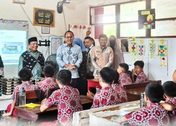 Stafsus Wapres RI Tinjau Program Cek Kesehatan dan Makan Bergizi di SD Cenderawasih Mamajang