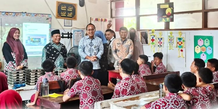 Stafsus Wapres RI Tinjau Program Cek Kesehatan dan Makan Bergizi di SD Cenderawasih Mamajang