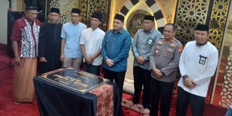 Wali Kota Makassar Resmikan Masjid Al-Rahmat Amaryllis, Camat Tamalate Tegaskan Komitmen Pemerintah Perkuat Kebersamaan Umat