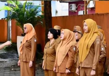 Sekcam Manggala Tegas Serukan Disiplin Pegawai di Upacara Senin Pagi