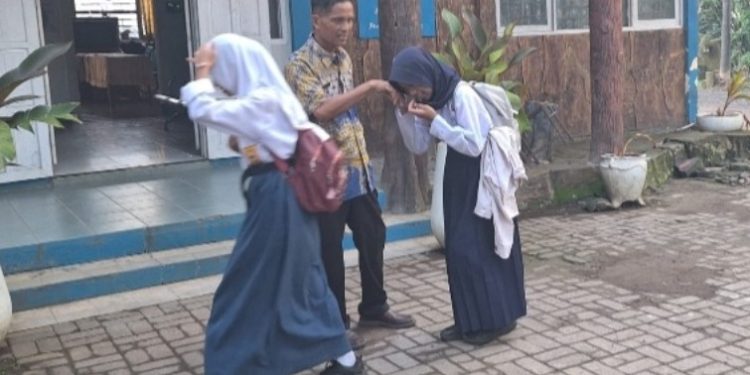 Kepsek SMPN 16 Makassar Turun Langsung Sambut Siswa, Aksi Pagi yang Bikin Haru