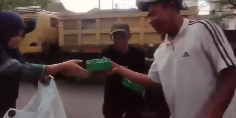 Ramadan Penuh Berkah! SMP Negeri 50 Makassar Gelar “50 Gerakan Berbagi Takjil” untuk Masyarakat