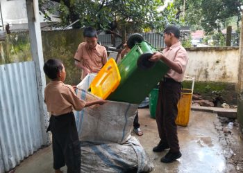 SMP Negeri 50 Makassar Bergerak! Aksi Bersih Lingkungan Siswa Tuai Apresiasi, Bukti Sekolah Peduli Karakter