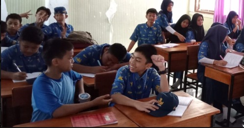 Ujian Sekolah Berlangsung Sukses, Siswa Kelas IX UPT SPF SMP Negeri 52 Makassar Tunjukkan Semangat dan Integritas